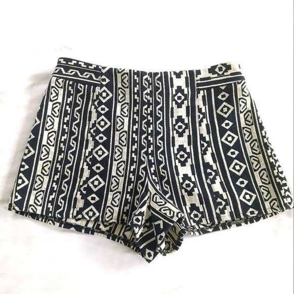 Forever 21 Black and White Aztec Geometric print boho short shorts size M - Picture 1 of 7